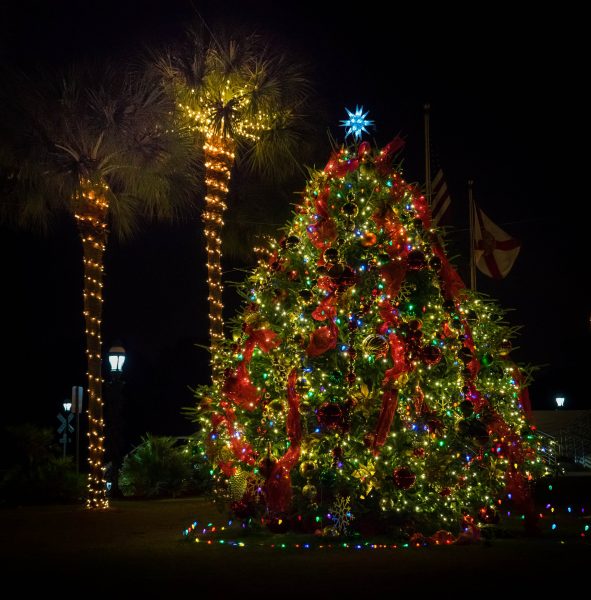 Christmas tree lit up || Attend Dickens on Centre for Christmas celebrations || Amelia Island || Amelia Vacations